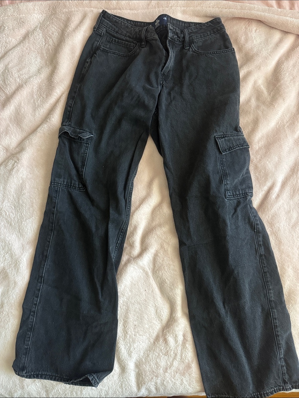 Women’s Black Cargo Jeans Style—HOLLISTER
